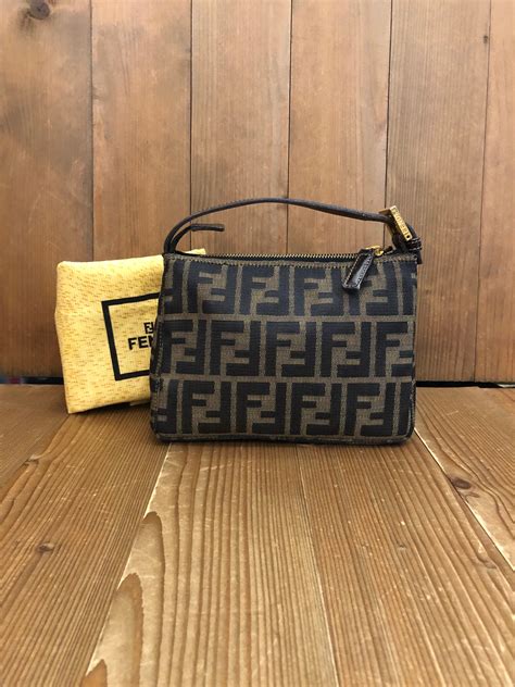 pochette fendi classica prezzo|fendi large baguette.